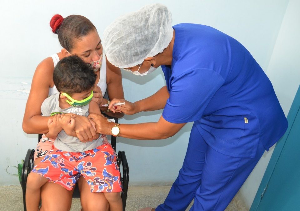 Vacinação contra a gripe é realizada nas Unidades de Saúde da Família e Central de Imunização