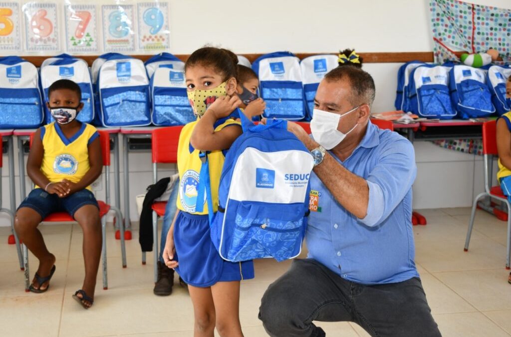 Estudantes da rede municipal recebem kits de material escolar