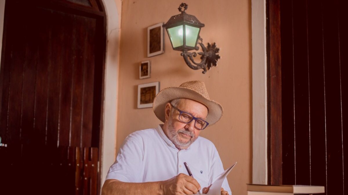 Sessão de autógrafos do livro de Paulo Ramos 