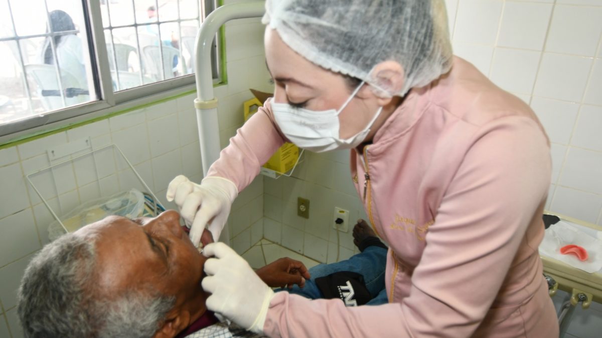 Saúde bucal: mais de 100 próteses dentárias são entregues em Alagoinhas